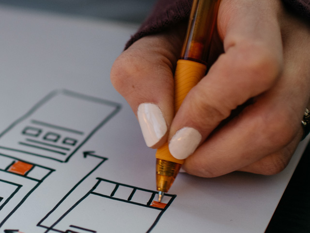 Mujer trabajando en wireframes