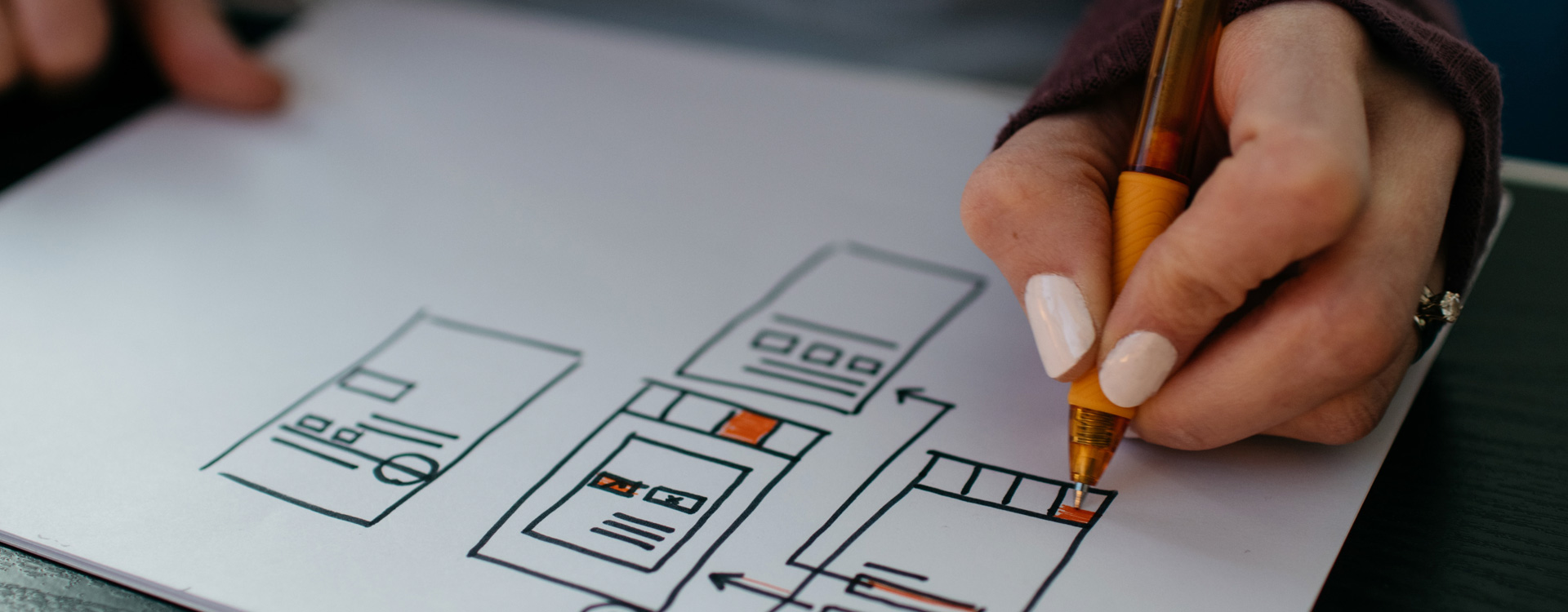 Mujer trabajando en wireframes