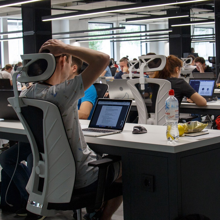 Equipo de personas trabajando en sus equipos.