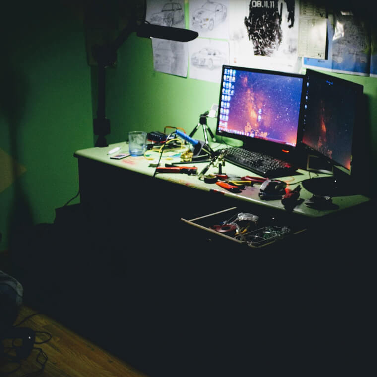 Cueva de programador con equipos de computo a oscuras