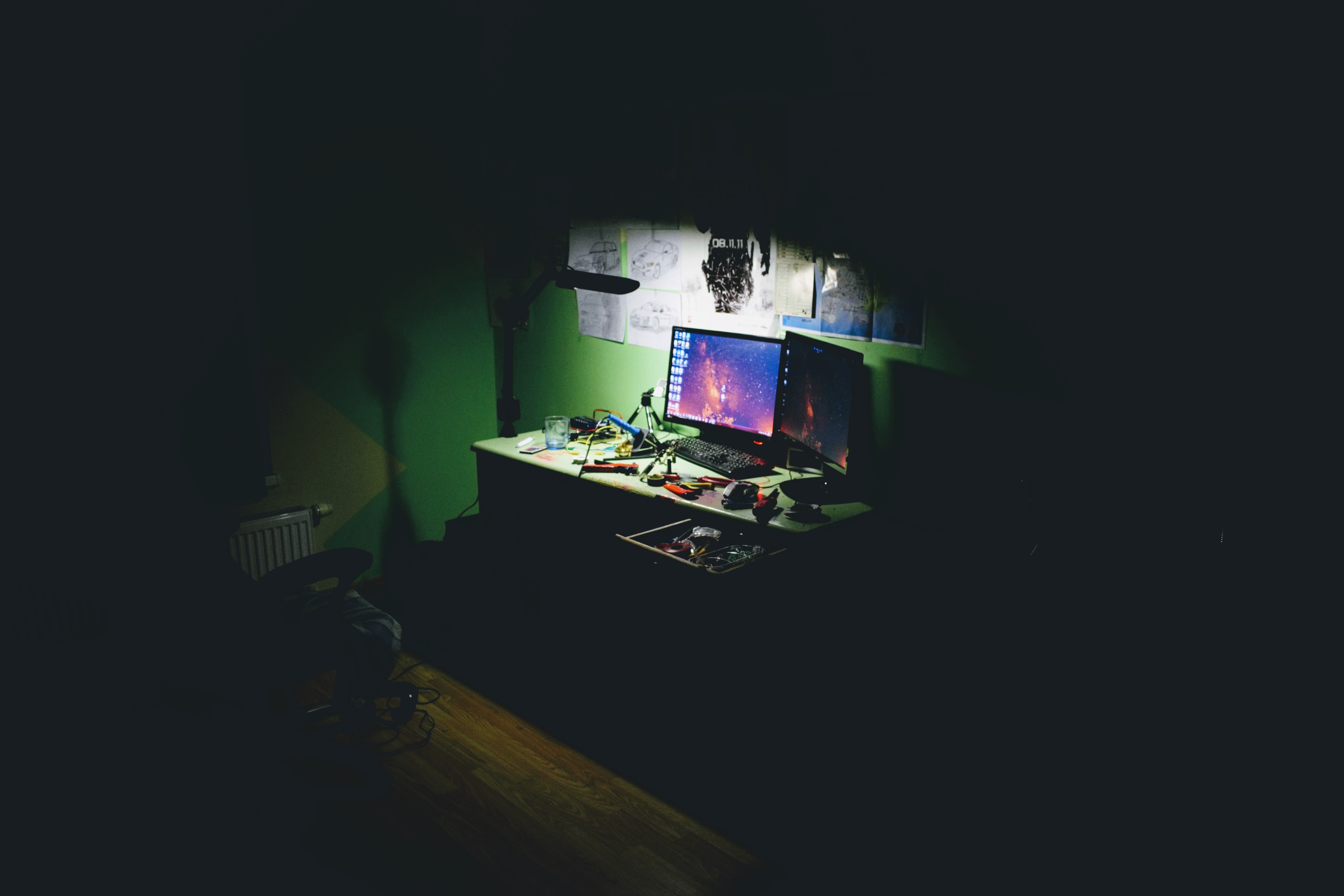 Cueva de programador con equipos de computo a oscuras