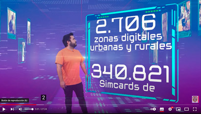 Muestra una captura del video en donde se ve a un hombre observando algunos indicadores escritos en una pantalla, por ejemplo: "2706 zonas digitales urbanas y rurales".
