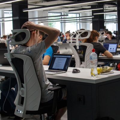 Equipo de personas trabajando en sus equipos.