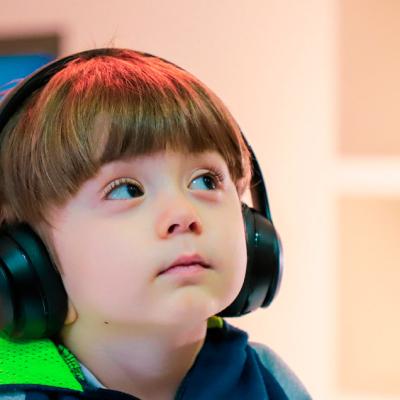 Niño pensativo con audifonos.